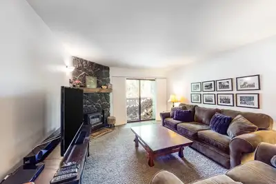 Image de Walk to Eagle Express lift - bright condo with fireplace, pool & hot tub