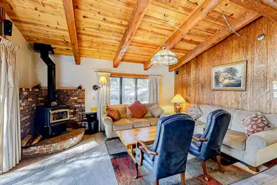 Image de Central Condo w/ Fireplace & Shared Pool/Hot Tub/Tennis - 1 Mile to Gondola