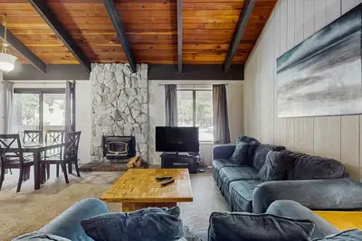 Image de Condo w/ Balcony & Shared Pool/Hot Tub/Rec Room - 1 Mile to Mammoth Village