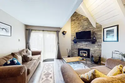 Image de Remodeled condo with balcony & fireplace - walk to Village gondola