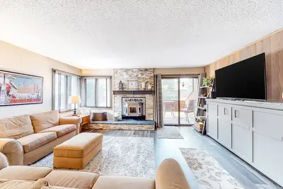 Image de Ground-Level Condo w/ Pellet Stove, Deck & Shared Hot Tub/Pool - 1 Mile to Lifts