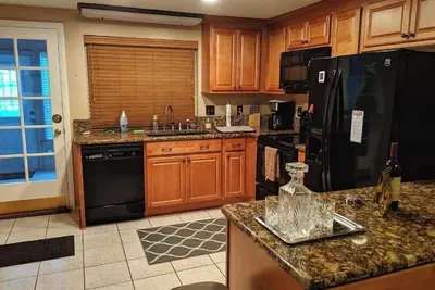 Image de Relaxing townhome with pool and lake