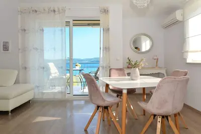 Fantastic beachfront apartment with private balcony on the Adriatic. Top location