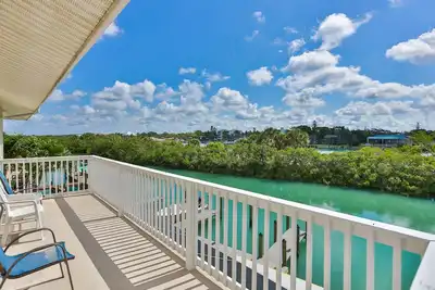 Image de Stunning Views of the Beach & Bay - Spacious updated One Br condo w private deck
