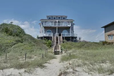 Image de Emerald Isle at it's best at Sea Maiden West! ! Renovated Beachfront home! !