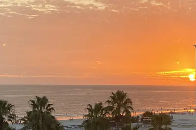 Image de Luxurious Waterfront Condo, King Bed, Great Reviews, Must See!
