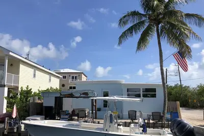 Image de Beautiful Remodeled Home on the Water! 40 ft dock & short walk to private beach!