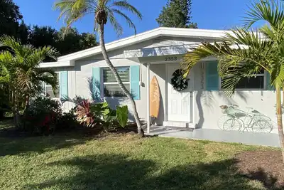 Image de Arlington Park Cottage 🌴Selby Gardens 🌺 Marina Jacks 🛥 O’Learys 🌅 A 1 Mile Walk😎