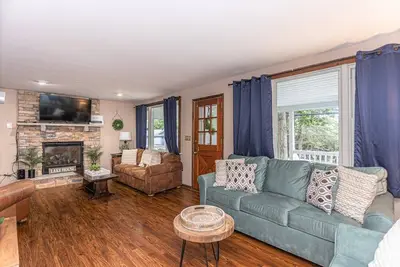 Image de 4 Bdrm Lakeview Lodge in Lake Harmony with hot tub & game room garage!