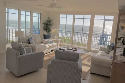 Image de Beachfront Luxury … Private Wrap Around Balcony With Amazing Beach Water Views!