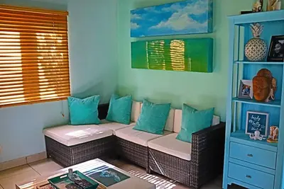 Image de 1 bedroom guest house minutes from Long Bay beach