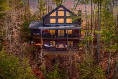 Image de S`More Sunsets-Mountain sunset views, Screened-in Porch with Hot Tub, Fire Pit