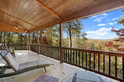Image de Sunshine In The Pines-Amazing Mountain Views, Fire Pit, Hot Tub, Spacious Home