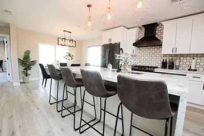 Image de Upscale Old Town Scottsdale- 2 Kings~ Sleeps 14 ~ Hot tub+pool table+games