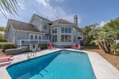 Image de Large Home with Pool, Kids' Play Den and Steps to Beach