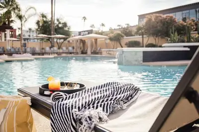 Image de Rare Find! Spacious Unit, Pool, Parking and Golf Course