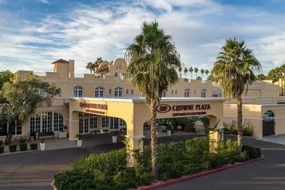 Image de Stylish 1 King Room at Crowne Plaza Phoenix! | Free Parking and Gym Access!