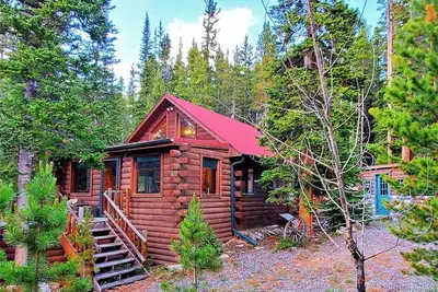 Image de 3 Br Mountain Log Cabin at St. Mary's Glacier