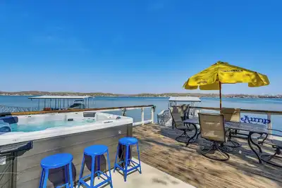 Image de 'Bittersweet Lakefront Retreat' w/ Hot Tub & Dock!