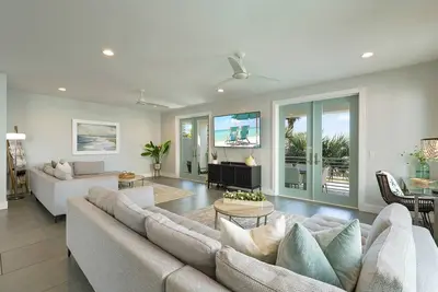 Image de White Pearl - Modern Vacation Rental House in Destiny by the Sea with Shared Pool
