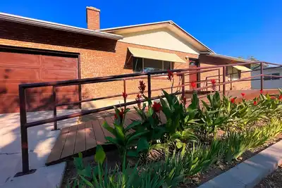 Image de Charming, accessible, updated urban retreat in a quiet, central neighborhood.