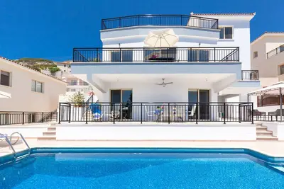Image de Villa Amorosa - Modern 4 bed With Beautiful Views, Sleeps 10 Guests