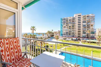 Image de Appartement ensoleillé en bord de mer avec vue sur la mer, piscine et Wi-Fi