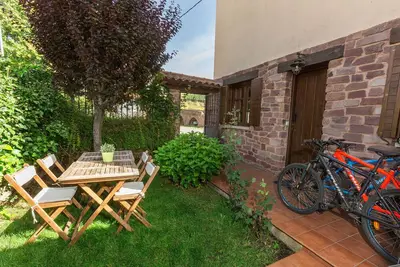 Maison de vacances \"Rustic Lodging Fresneda\" avec vue sur montagne et jardin