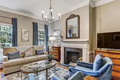 Image de Designer Furnished on Jones St, Heated pool access