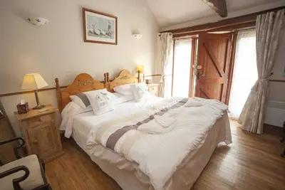 Image de Triple-Premium-Salle de bain et douche-Terrasse-In Converted Farm Bdg