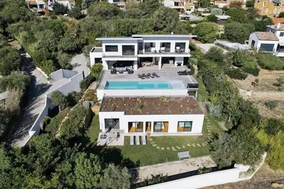 Image de Villa de 300m², 6 chambres, vue sur la mer, plage à pied à 450m, port à 800m