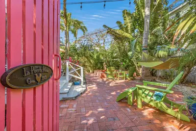 Image de Bonita En Rosa ~ Charming 2 Bedroom, 1 Bathroom Home w/ Pool!