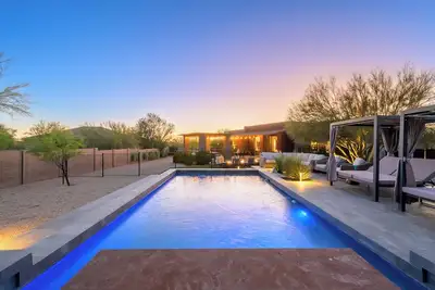 Image de Custom Desert Modern 5 bedroom including Casita! Pickleball, Hot-Tub, Put-Put