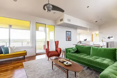 Image de Stunning, Private, Mid-Century Home in East Austin