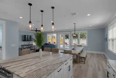 Image de Steps to Beach * Private Pool * Plenty of Parking * 2 Living Rooms