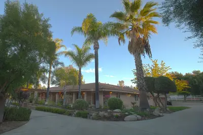 Image de Private gated vineyard on Temecula wine trail - Pool, 24\/7 Heated Spa, Clean!