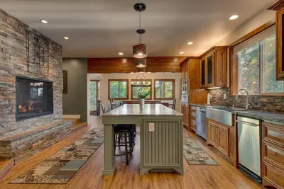 Image de Tahoe Rim Retreat - Large 4br + Bonus Rooms with Pool Table and Private Hot Tub - Pet Friendly!
