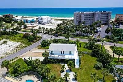 Image de Deep water access w/ 65ft inland slip! Private Beach access! Water Taxi!