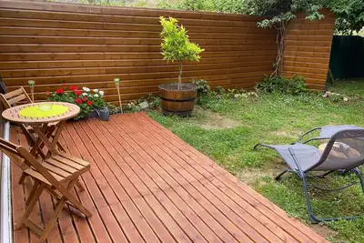 Image de studio cosy avec jardinet