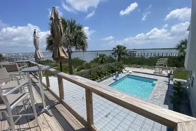 Image de Waterfront Retreat, Heated Pool & Rooftop Deck - 2 Bed, Kitchen, Great Location