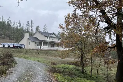Image de Breathtaking home with private historic bridge on a charming creek
