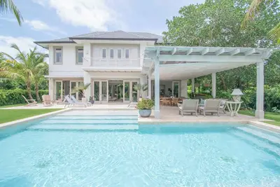 Image de Stylish fully-staffed villa near beach and lagoons in exclusive golf resort
