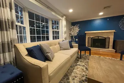 Image de Comfortable 4 Bedroom Home with a Large Deck
