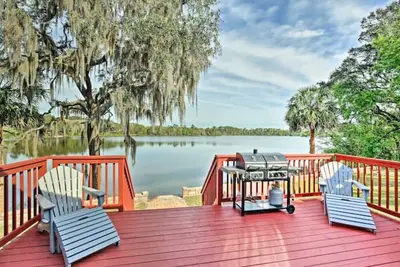 Image de private Waterfront with pool table and hot tub