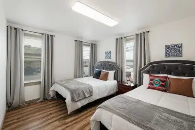 Image de Fully Furnished 2br/1ba Apt-Covered Parking- In-Unit Washer&Dryer-Monthly Rental