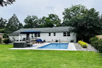 Image de Newly renovated home with private heated saltwater pool, close to beach and Uncw