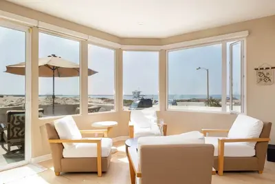 Image de Contemporary Beach Getaway with Expansive Views