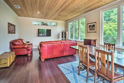 Image de Pet-Friendly Austin Home w/ Deck, Yard, & Views!