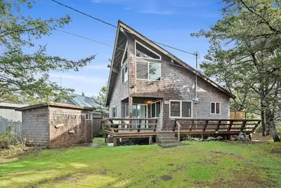 Image de Charming Beach Cabin - 1 min walk to beach. Pet Friendly. Hot Tub