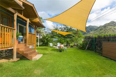 Image de 581feet away from the beach on country road surrounded by greenery and mountains